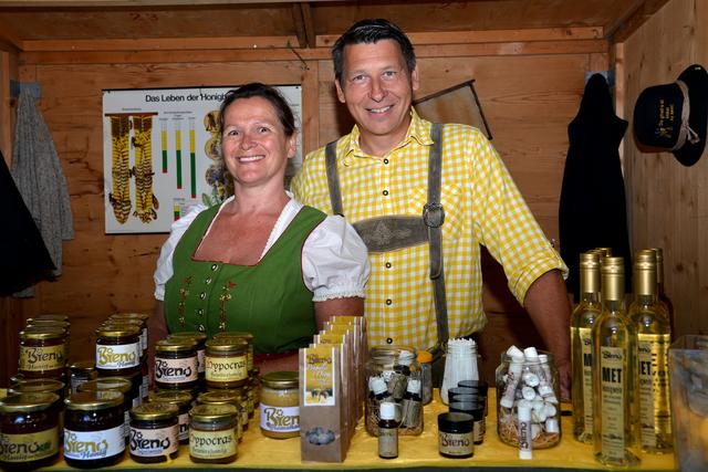 Eva Maria Weber und Benno Karner mit ihrem Bieno-Honig für die Region.
