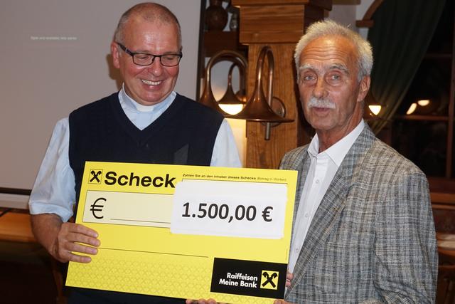 Lions Club Vizepräsident Helmut Koch (re.) überreichte Erich Bernhard den symbolischen Spendencheck.