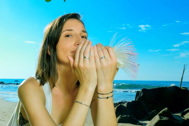 Das Meer am Arm: Carolin Baumgartner designt schönen Silberschmuck für Naturliebhaberinnen.
