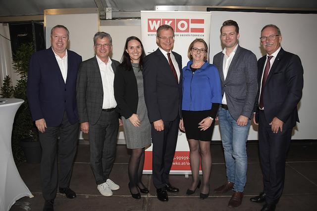 (v.l.n.r.): Eduard Riegler, Obmann WKO Steyr-Stadt, Christian Kutsam, Spartenobmann-Stv., Sarah Radinger, Leiterin WKO Steyr, Landeshauptmann Thomas Stelzer, Judith Ringer, Obfrau WKO Steyr-Land, Rainer Will und Bürgermeister Gerald Hackl.