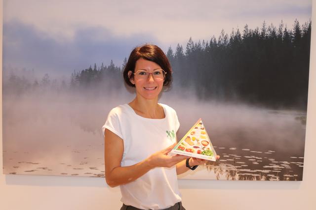 Verena Pucher berät nach den Erkenntnissen der Ernährungspyramide.