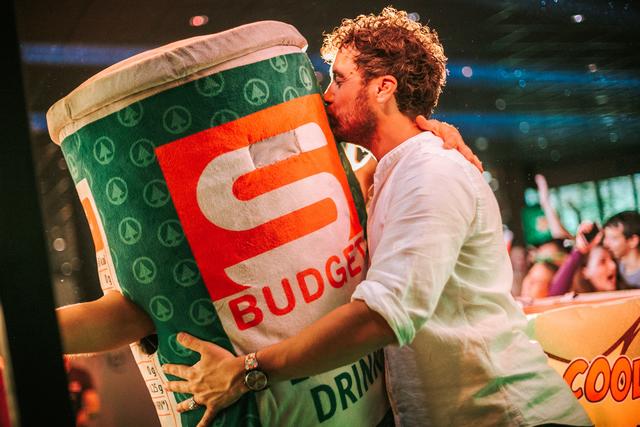 Wahre Liebe: "S-Budget, lass dich knutschen."