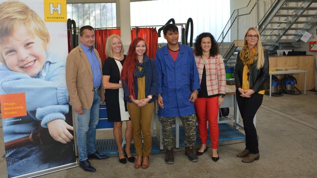 Anton Froschauer, Sigrid Katzlinger (Hilfswerk), Simone Leibetseder, Helena Kirchmayr und Manuela Datzinger mit einem Schüler der Perger Produktionsschule.