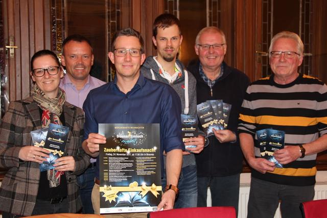 Der scheidende "Shopping in Braunau"-Vorstand: Gisela Lahner, Christian Hofer, Obmann Michael Probst, Armin Altbauer, Gerhard Bruckbauer und Ludwig Seidl.