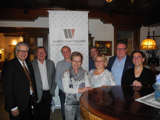 Bezirksgruppenobmann Peter Hopfeld, Bürgermeister Josef Anzböck und Organisationsreferentin Anna Schrittwieser (ganz rechts) gratulierten dem neuen Vorstand Alexander Krammel, Marianne Korinek, Andreas Hillinger, Elisabeth und Anton Podlesak zur Wahl und wünschten dem neuen Team viel Engagement für die Zukunft.