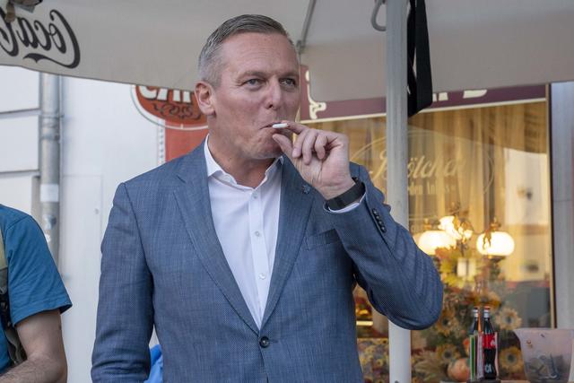 Ein Zigaretterl in Ehren: Mario Kunasek vor dem Wahlauftritt in Leoben. | Foto: Klaus Pressberger