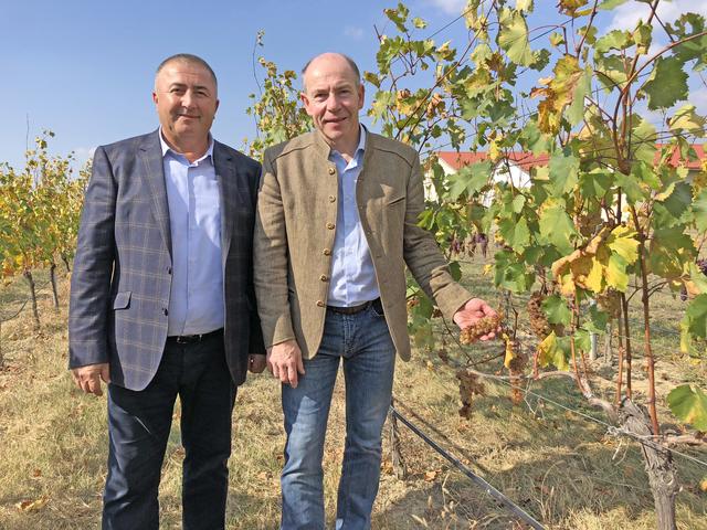 Oö. Agrarlandesrat Max Hiegelsberger (re.) mit Levan Ujmajuridze, der das Scientific Research Center Agriculture (SRCA) in Saguramo (Nahe Tiflis) leitet.