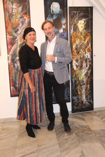 Werke von Christian C. Haider sind derzeit in der IN-N art gallery in der Innsbrucker Altstadt zu sehen. Isolde Schack (li.) und Galeriehausherr Christian Pramstaller.
