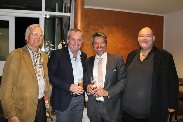 Von rechts: Der scheidende Bezirksobmann Sigi Arztmann mit Neo Bezirksobmann Georg Mathiesl, Mathias Trattner und Josef Markowitz  | Foto: Dorfer