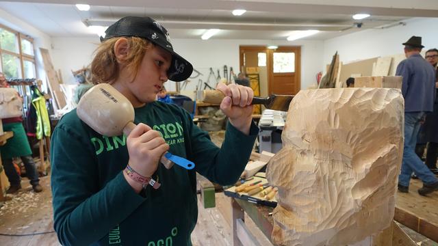 Vom Zirbenblock zur schaurig-schönen Krampusmaske führt ein Schnitzkurs im Freilichtmuseum Stübing.
