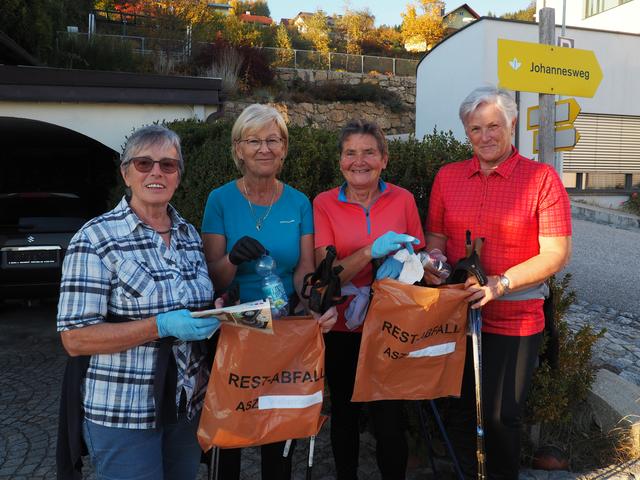 Von links: Herta Himmelbauer, Christine Steininger,
Franziska Müller, Gerti Guschlbauer sammeln Müll am Johannesweg.
