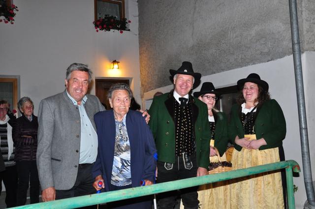 Der Pfundser Bürgermeister Rupert Schuchter (li.) gratulierte gemeinsam mit der Musikkapelle Pfunds der Jubilarin Josefa Stecher.