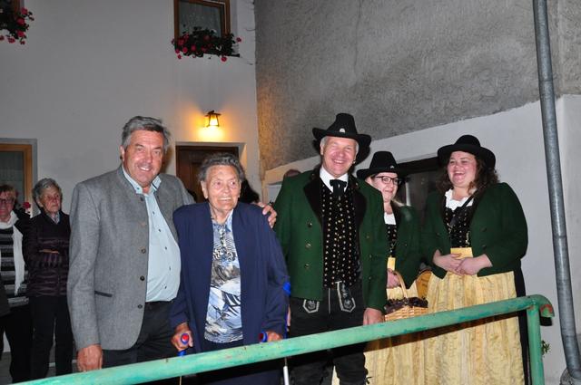 Der Pfundser Bürgermeister Rupert Schuchter (li.) gratulierte gemeinsam mit der Musikkapelle Pfunds der Jubilarin Josefa Stecher. | Foto: Elena Stecher