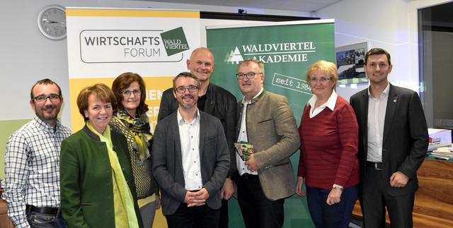 Geschäftsführer Gottfried Stark, Pauline Gschwandtner (Vorstandsvorsitzende-Stv. WALDVIERTEL AKADEMIE), StR Melitta Biedermann (Vorstandsmitglied WALDVIERTEL AKADEMIE), Geschäftsführer Reinhard Stark, Vortragender Rupert Wimmer, WALDVIERTEL AKADEMIE-Vorsitzender Ernst Wurz, Horn-Vizebürgermeisterin Gerda Erdner, Wirtschaftsforum Waldviertel-Geschäftsführer Christoph Cizek.