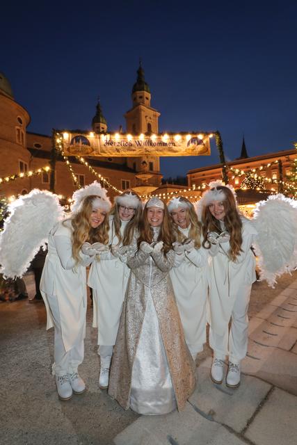 Begeisterten im letzten Jahr das Publikum am Salzburger Christkindlmarkt (v.l.): Hannah
Lechner, Lilian Egger, Christkind Sophie-Marie Rieder, Carola Steingruber sowie Eva Lechner.