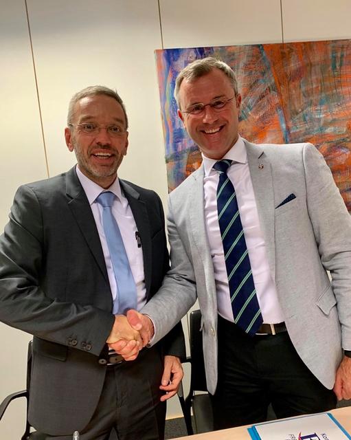 Handshake: Herbert Kickl und Norbert Hofer
