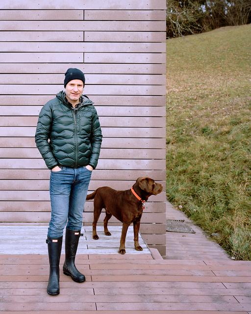Unternehmer Wolfgang Rieder vor einer Rieder-Wand