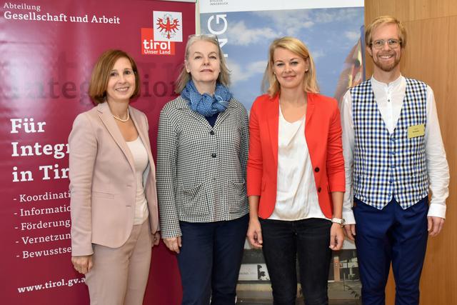 Integrationslandesrätin Gabriele Fischer (li.) eröffnete gemeinsam mit Innsbrucks Integrationsstadträtin Elisabeth Mayr (3. v. li.) die 10. Tiroler Integrationsenquete, zu der u.a. Schriftstellerin Marlene Streeruwitz (2. v. li.) und der Soziologe Simon Burtscher-Mathis mit ihrer Expertise beitrugen.