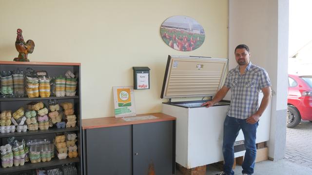 Der Selbstbedienungskühlschrank wird täglich neu befüllt.