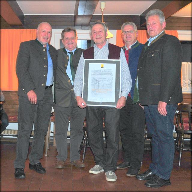 Anton Reiniger (mi.) bei seiner Ehrung im Gasthaus Wohmuth.
