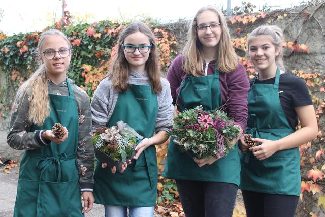 Rechtzeitig zu Allerheiligen haben die Schüler Gestecke gebastelt.