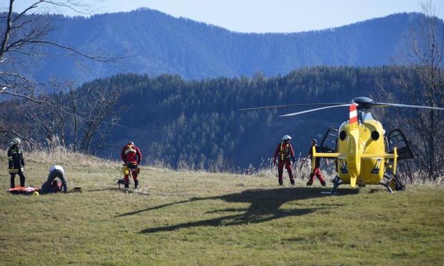 Feuerwehr und Hubschrauberteam retteten den Verletzten aus unwegsamen Gelände.