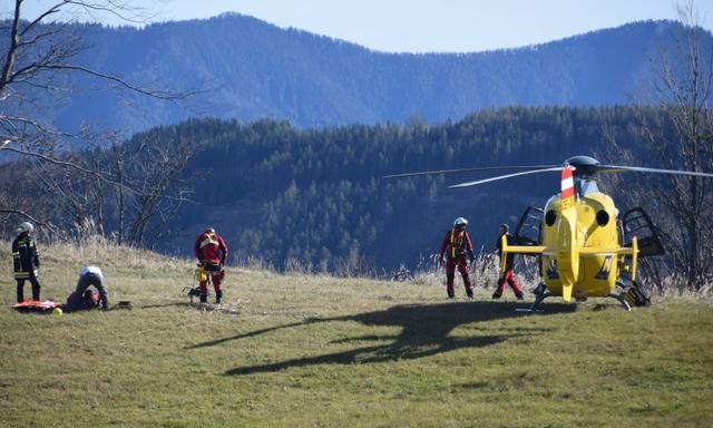 Feuerwehr und Hubschrauberteam retteten den Verletzten aus unwegsamen Gelände. | Foto: FF Türnitz/Falkensteiner