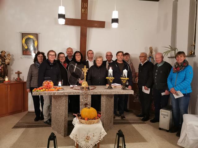 Einige Teilnehmer an der Rosenkranzandacht in der geschmückten Dorfkapelle in Weinzierl mit dem Obmann des Verschönerungsvereines Karl Trapl (6.v.r) und dem Andachtsleiter Josef Weber (4.v.l).