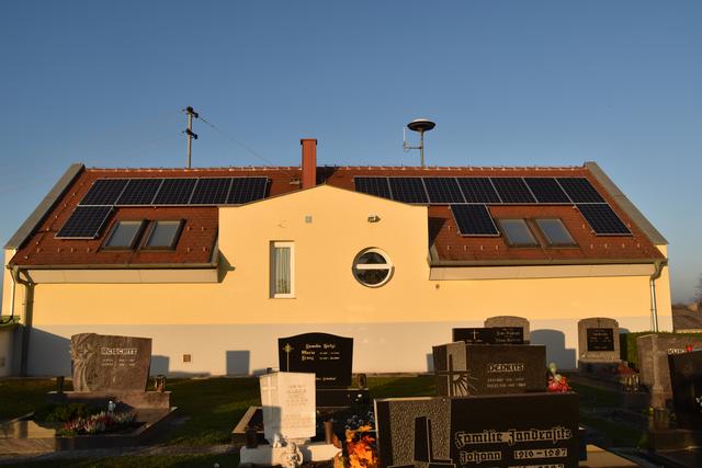 Auf den Dächern des Bauhofs und des Gemeindeamts (Bild) wurden via Bürgerbeteiligung Ökostromanlagen installiert.