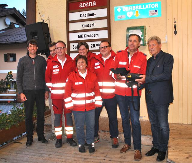 Sofort einsatzbereit und gut sichtbar – so sind die Defibrillatoren in Kirchberg stationiert und darüber freuen sich alle Beteiligten.