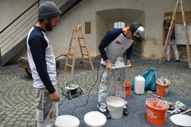 Andi Knoll wagte sich für einen besonderen Arbeitseinsatz als Malerlehrling auf die Kufsteiner Festung.  | Foto: Barbara Fluckinger