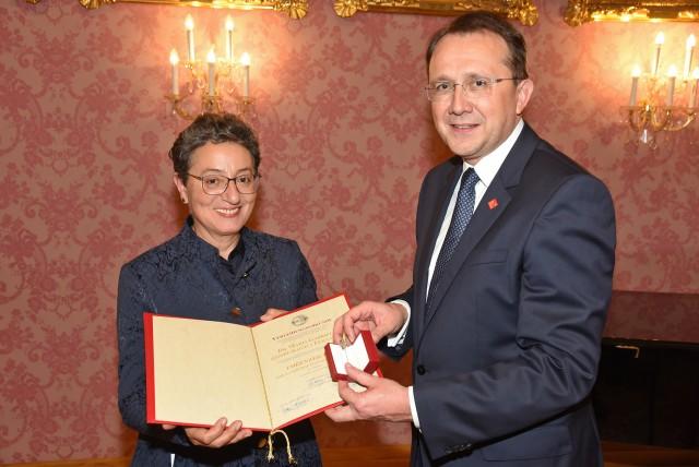 Neue Ehrenzeichenträgerin Maria Gabriela Ondrejkovics- Fernandes und Bürgermeister Matthias Stadler.