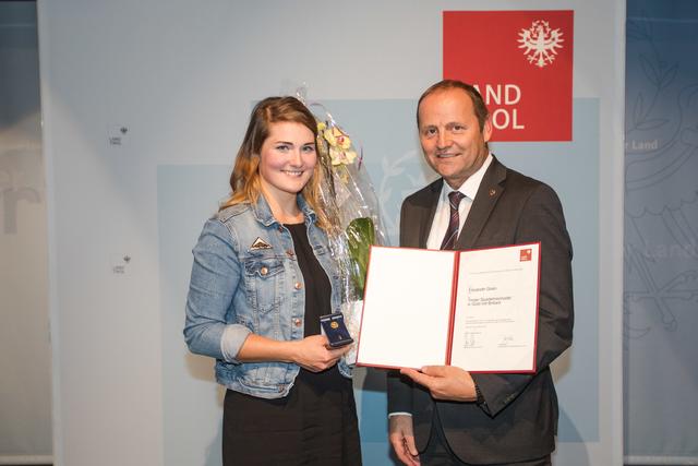 Die Fließerin Elisabeth Gram erhält die Tiroler Sportehrennadel in Gold mit Brilliant.