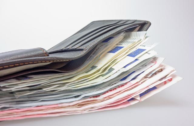 Lohnt sich sparen überhaupt noch? Die Wirtschaftskammer beleuchtet die Möglichkeit von Aktien genauer.