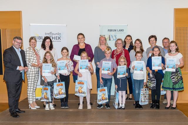2. Reihe: Landesrat Ludwig Schleritzko, Obfrau vom Forum Land NÖ Klaudia Tanner, Frau Haidvogel (St. Martin), Frau Korbel (Gmünd) Brigitte Svejcar (Krems), Luise Fritz (Drosendorf), Verena Resch (Treffpunkt Bibliothek), Frau Hahnl (Waidhofen/Thaya), Elfriede Moser (Weitra), Gerhard Zeller (Albrechtsberg).
1. Reihe: Die LesemeiterInnen Elsa Haidvogel, Emily Pfeiffer, Erika Korbel, Simon Aubrunner, Emilia Lechner, Leonie Hahnl, Lara Klein und Marlies Bernleitner.