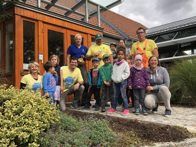 GGR Margit Korda, Bgm Günter Trettenhahn, Ferdinand Steiner, Herbert Havlicek, Kindergartenleiterin Nina Krainer, Michael Himmelfreundpointner, Eva Schauer vom Kindergarten Klein-Engersdorf.