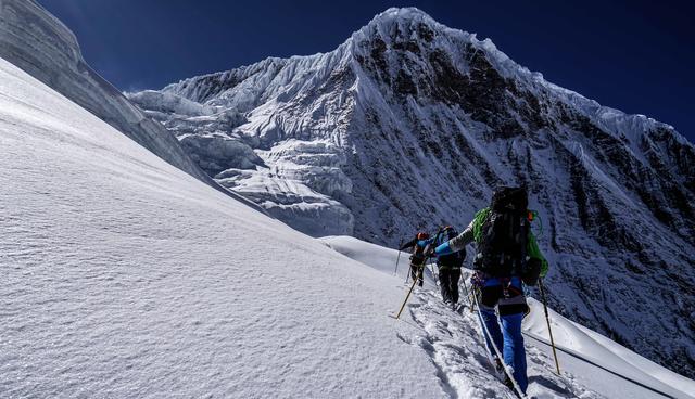 Der Südtiroler Hans Kammerlander ist einer der Stars des Festivals. Er kommt mit neuem Vortrag und seinem Erfolgsfilm Manaslu. (Hier beim Aufstieg) | Foto: Thimfilm