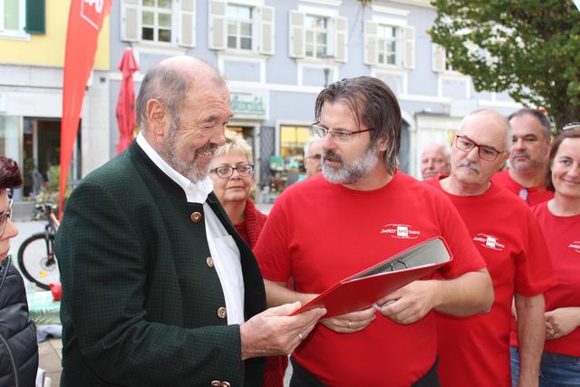 Thomas Stoimaier übergibt Bgm. Walter Eichmann die Ergebnisse der Befragung.