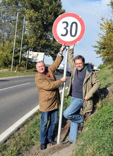 Hans Stefan Hintner und Gerhard Wannenmacher freuen sich über die neue Geschwindigkeitsbeschränkung auf der Kuppe der Weinstraße.