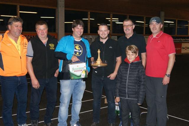 Sektionsleiter Hubert Pirklbauer (l.) mit dem Siegerteam.