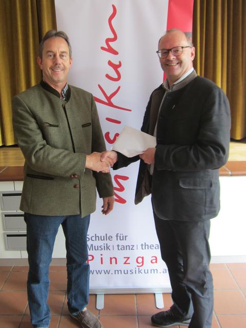 Organisator Franz Egger bei der Spendenübergabe an Pfarrer Alois Moser.