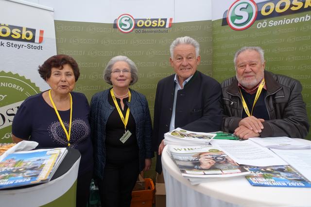 Inge Karan, LO-Stv. BO Ursula Voglsam, LO LH a.D. Dr. Josef Pühringer und Robert Wandl beim Seniorenbundstand auf der Steyrer Messe (v. li.).