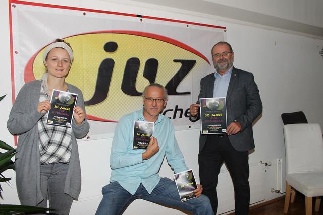 <f>Jugendbetreuerin</f> Maria Egger, JUZ-Leiter Rene Bittricher und Bürgermeister Gerald Schimböck (v. l.).
