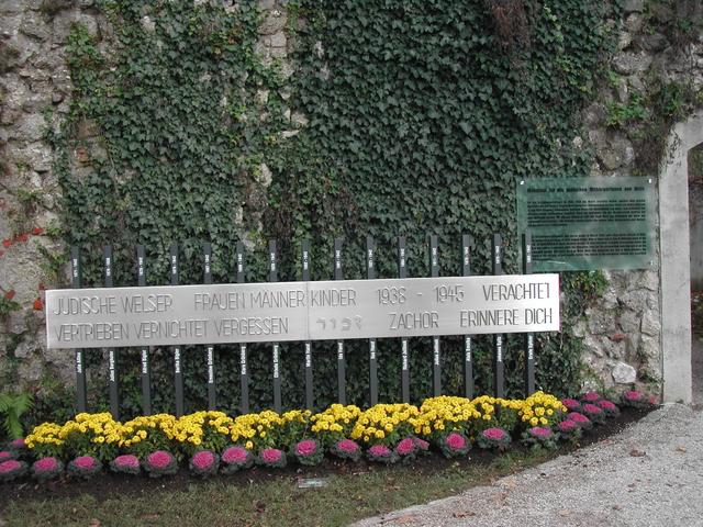 Das Juden-Mahnmal im Welser Pollheimerpark erinnert an die Greueltaten in der Zeit des Nationalsozialismus.