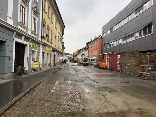 St. Veiter Straße: Die große Baustelle (Bild) wegen der Kanalsanierung ist vorbei; der provisorische Asphalt ist jedoch an einigen Stellen kaputt. Ab Montag wird ausgebessert: Stadtauswärts Sperre bis voraussichtlich 10. November
