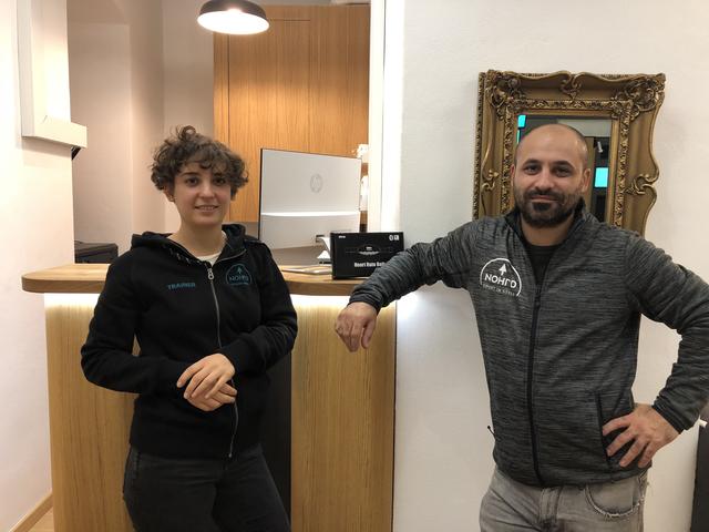 Ali Dogan, Geschäftsführer von der NOHrD Arena Wien, berät gemeinsam mit Mitarbeiterin Ruth Kapelari die Kunden.  | Foto: Brandl