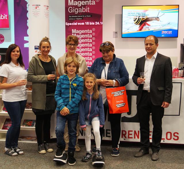 Die glücklichen Gewinner der EWR-Hausmesse 2019 mit Harald Stenico, Geschäftsführer der EWR Handelsgesellschaft m.b.H.
