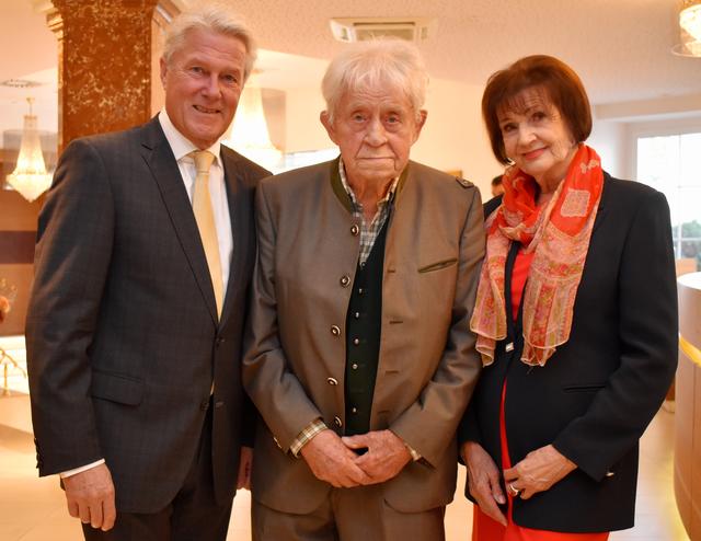 ÖAMTC-Direktor Erich Lobensommer und Präsidentin Renate Hilber ehrten den Mattseer Hans Altmann (Bildmitte) für seine 70-jährige Treue zum Club.
