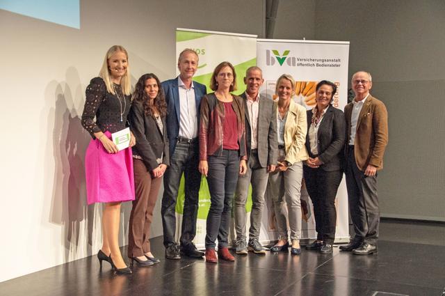 Moderatorin Angelika Pehab (li.) mit den Ehrengästen (v.l.): AVOS-Bereichsleiterin Christine Winkler-Ebner, BVA-Direktor Vinzenz Huber, Karin Hofer (Salzburger Gebietskrankenkasse), Holger Förster (AVOS), Petra Gajar (FGÖ), LAbg. Liesl Weitgasser und LH-Stv. Christian Stöckl.