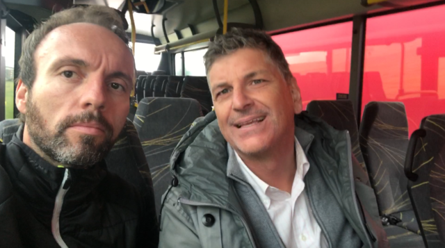 Im Bus spricht Josef (re.) mit mir über Klimaschutz und Mobilität.